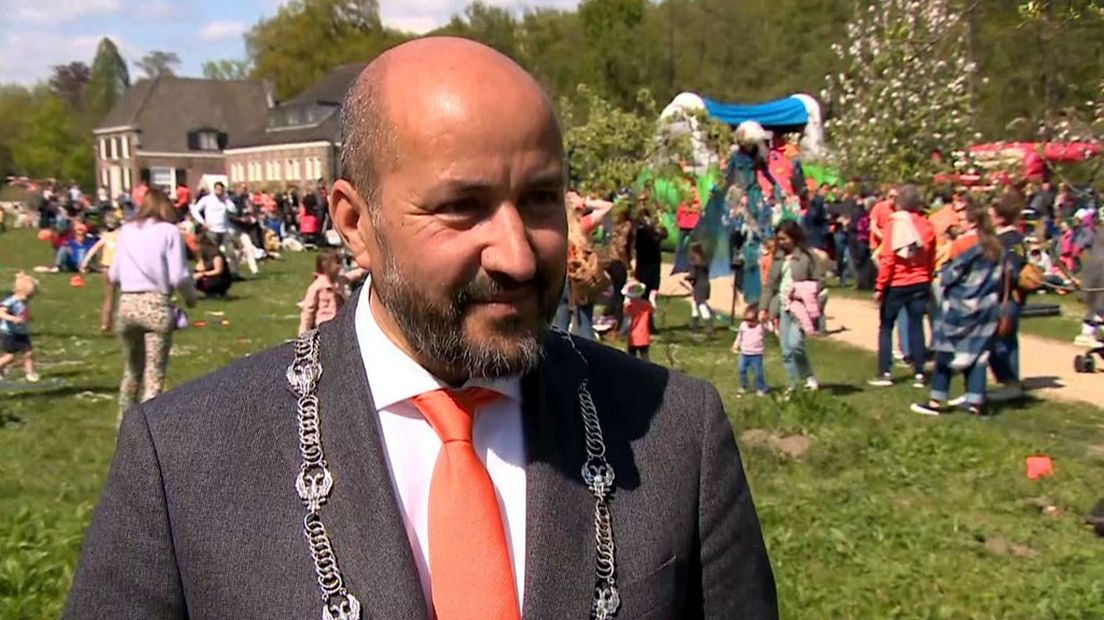 Burgemeester Marcouch van Arnhem tijdens de eerste Koningsdag sinds 2019.