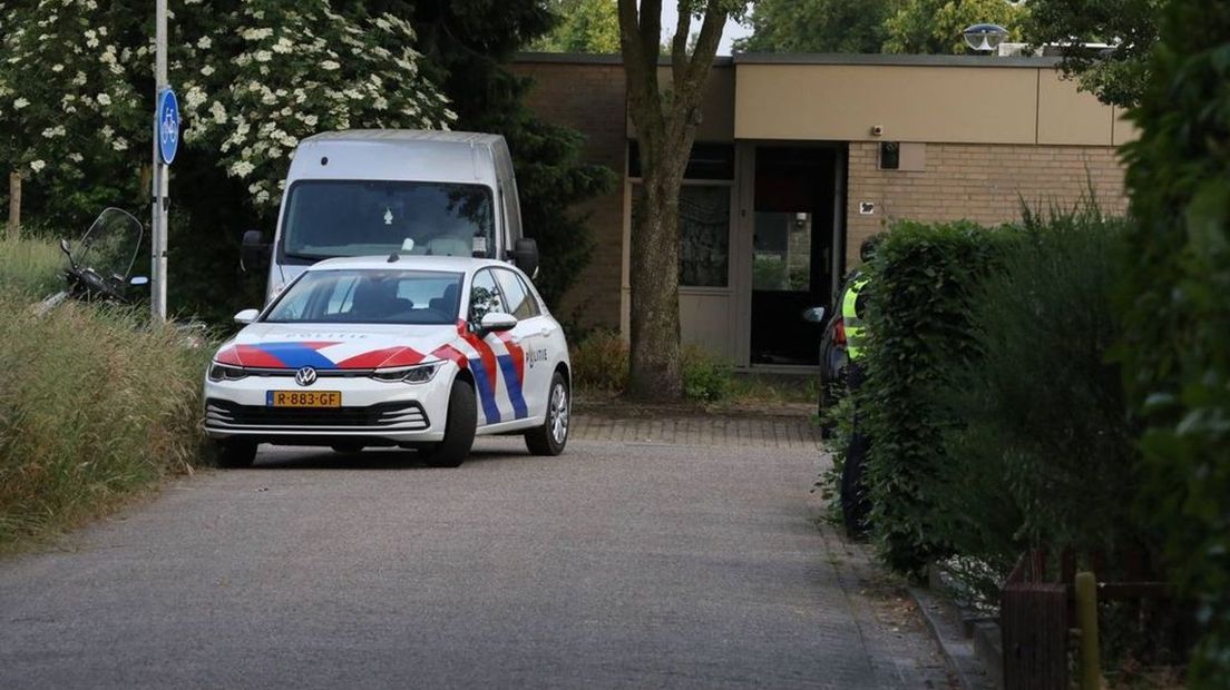 De politie doet onderzoek na de vondst van een overleden persoon in Ede.