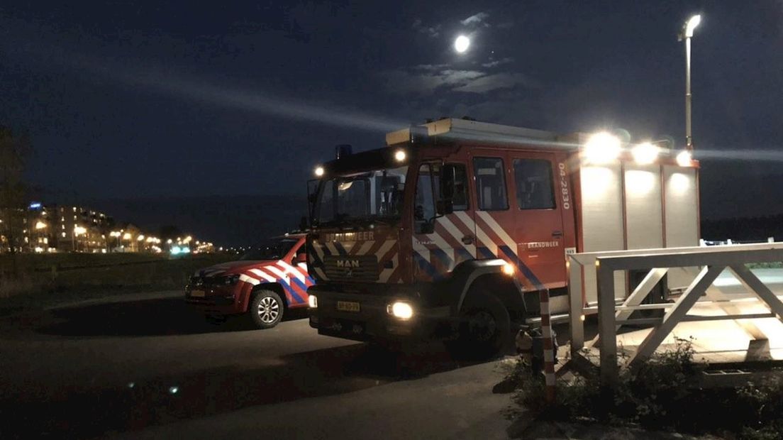 Brandweer schiet gestrand jacht te hulp