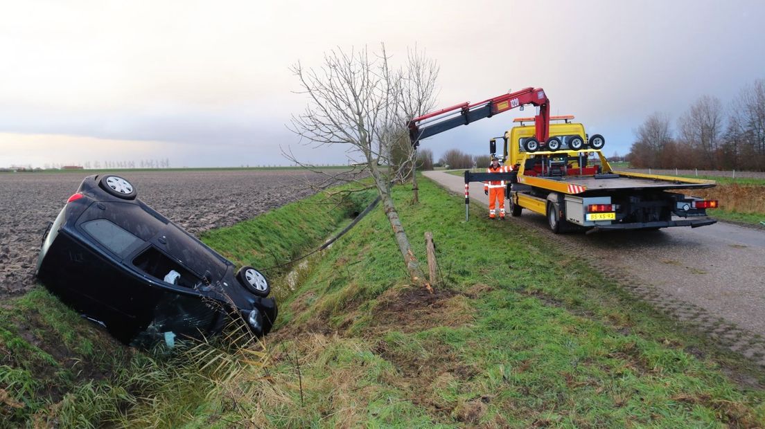 Bergingsbedrijf takelt auto uit de sloot bij Poortvliet
