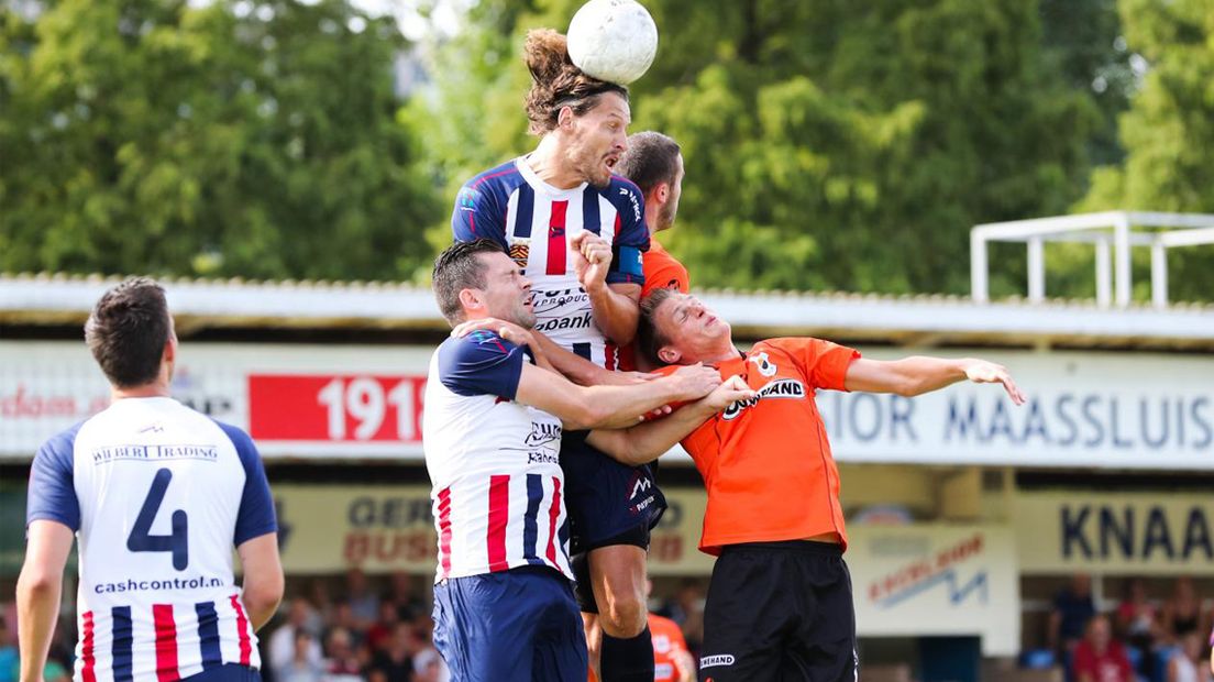 Katwijk-speler Bennie van Noord in duel met spelers van Excelsior Maassluis