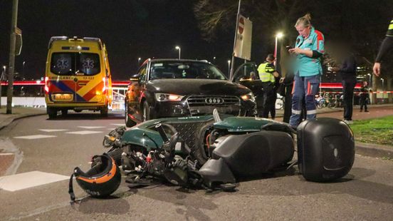 Gewonde en flinke schade na aanrijding in centrum van Rotterdam