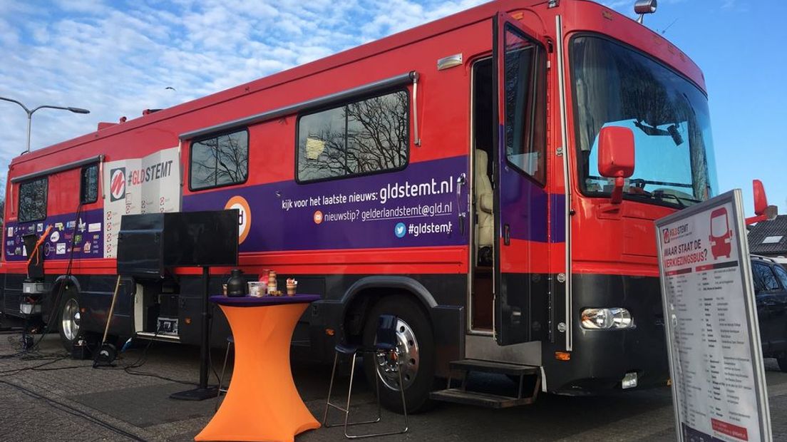De verkiezingstour van Omroep Gelderland is dinsdag begonnen. Met een grote rood/paarse stembus reist de regionale omroep door de provincie. De bus is omgebouwd tot (kijk)radiostudio.