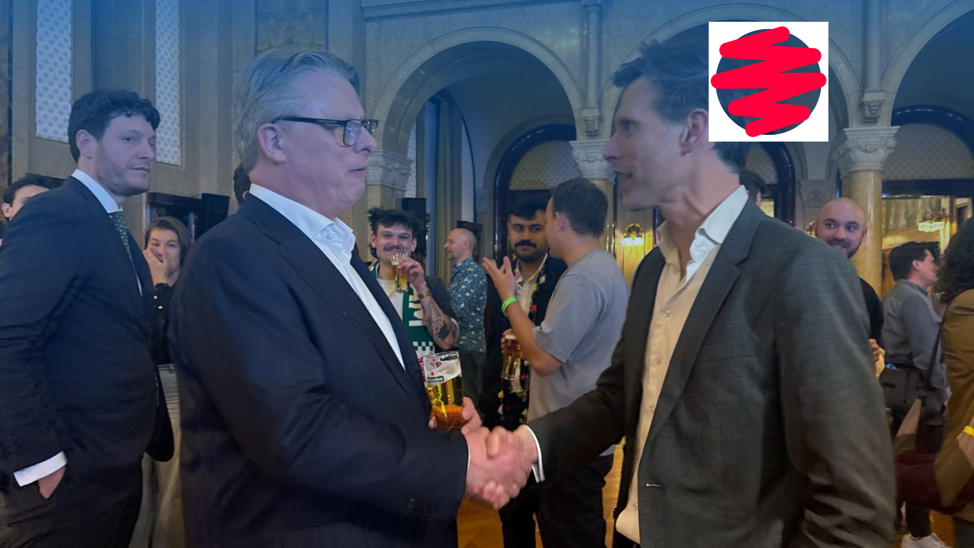 Ronald Buijt (Leefbaar Rotterdam) feliciteert Jeroen Postma (GroenLinks-PvdA).