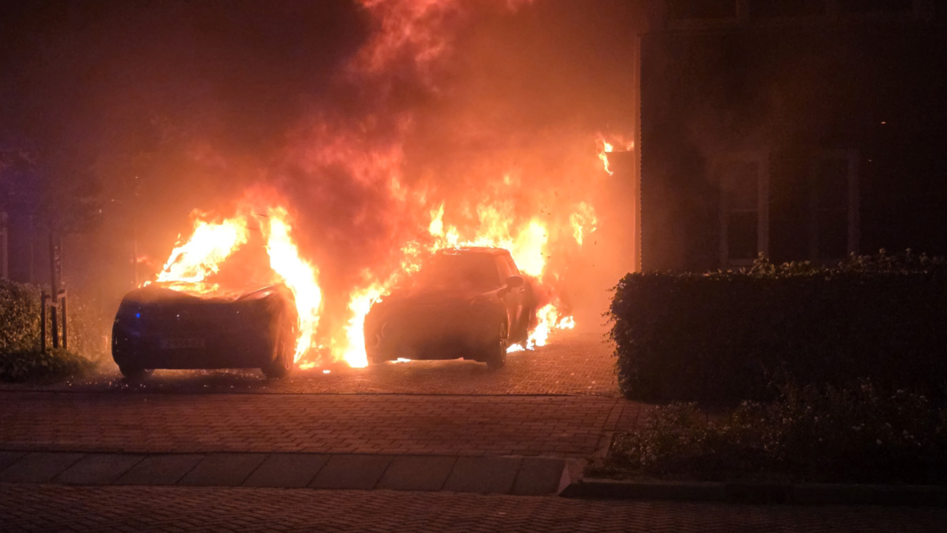 Twee auto's aan de Zilverreiger in Hendrik-Ido-Ambacht zijn donderdagochtend uitgebrand.