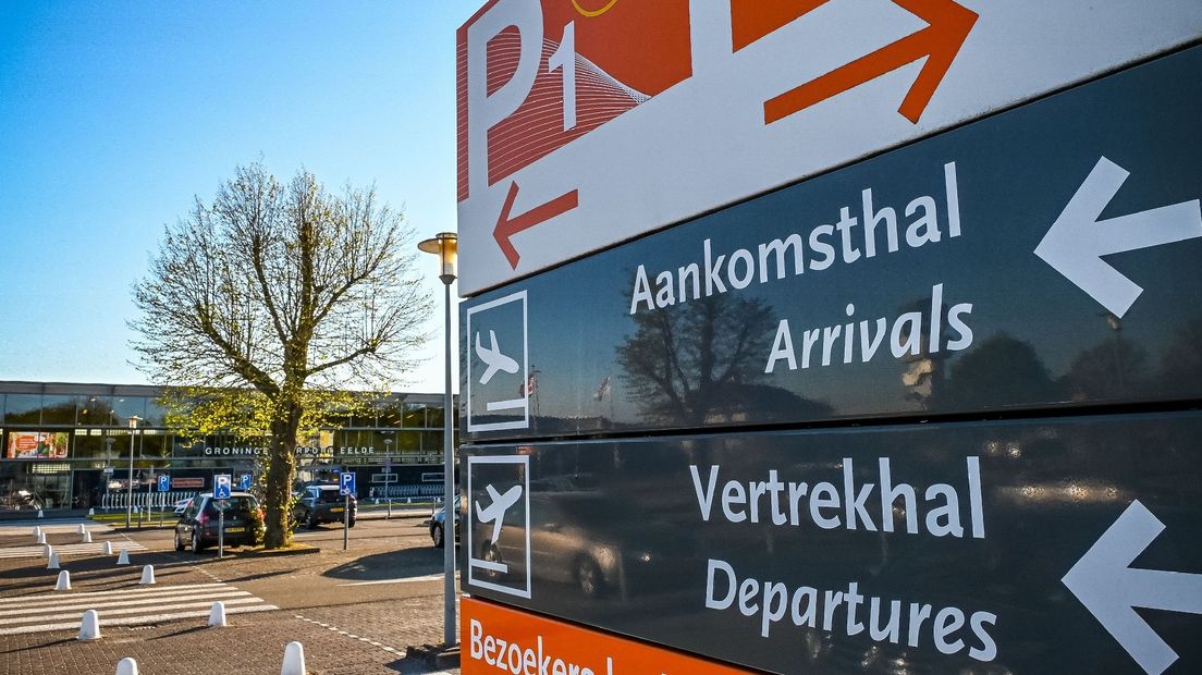 De parkeerplaats en de entreehal van Groningen Airport Eelde