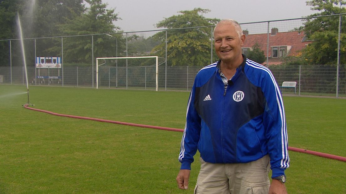 Greenkeeper Kees kijkt niet op een litertje water