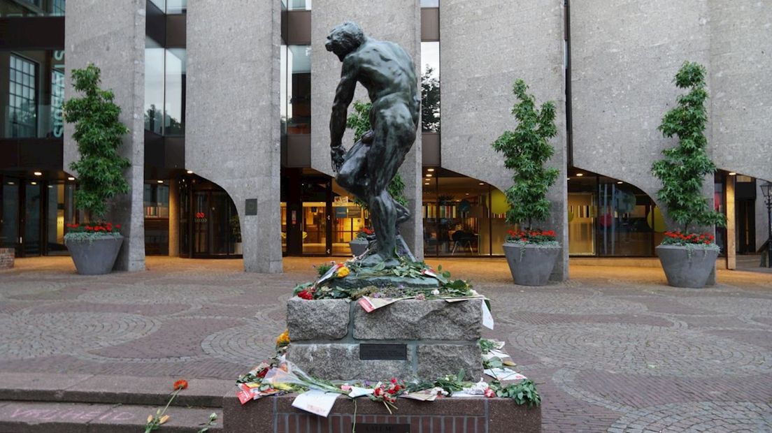 'Stil protest' tegen coronamaatregelen: bloemen neergelegd in Zwolle