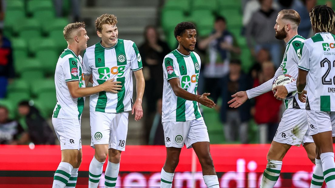 Spelers FC Groningen vieren één van de vier goals tegen Jong PSV