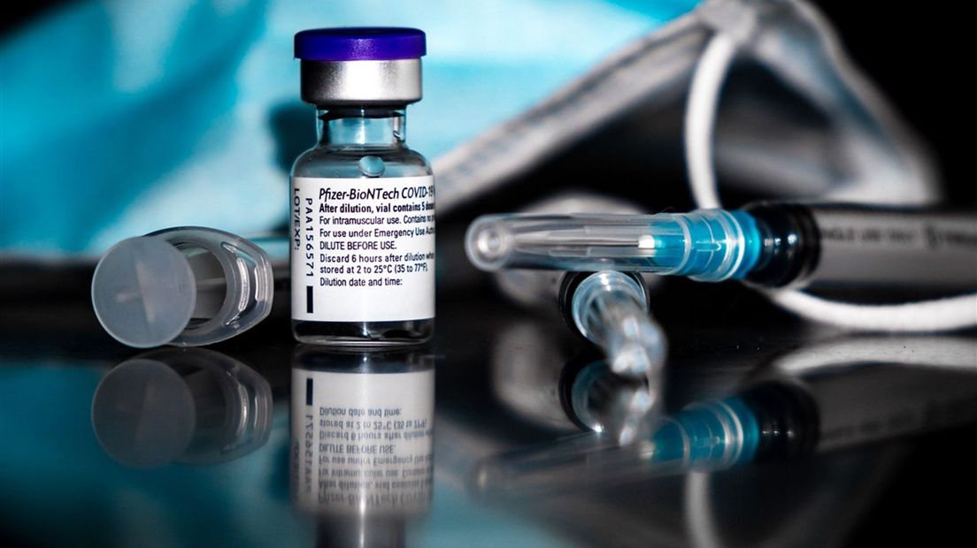 Eerste lege vaccinflesje van Twente gaat naar museum