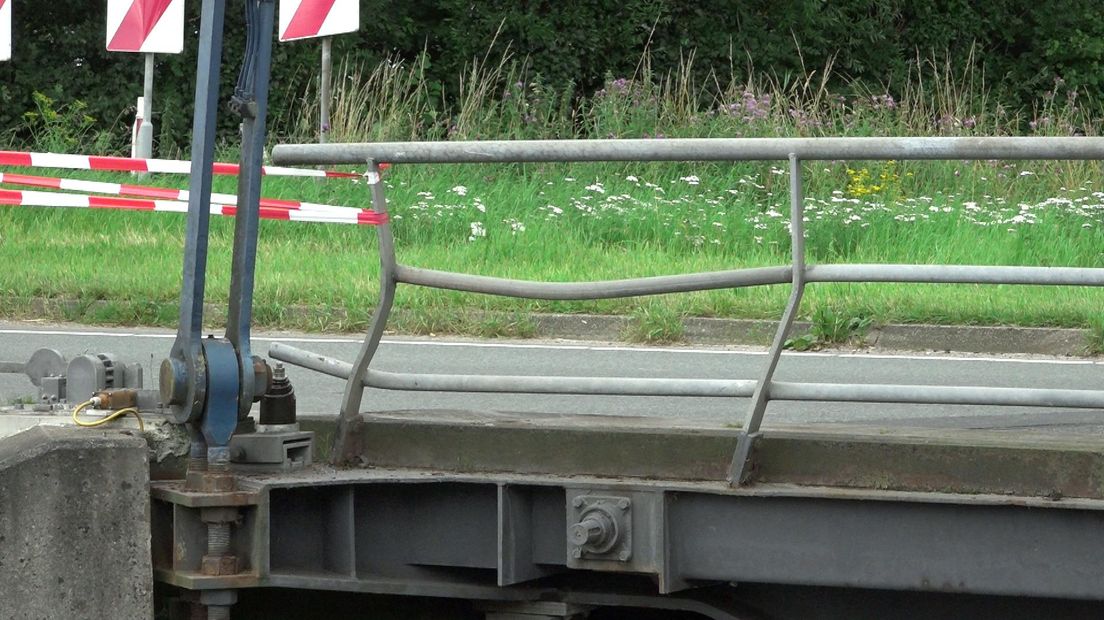 Het gedeelte van de brug waar de auto tegenaan is gekomen