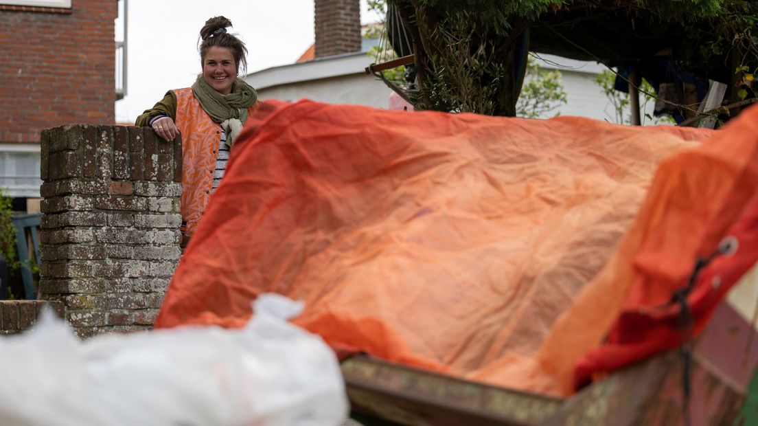 Nadine Hoek voor haar huis bij afvalcontainer