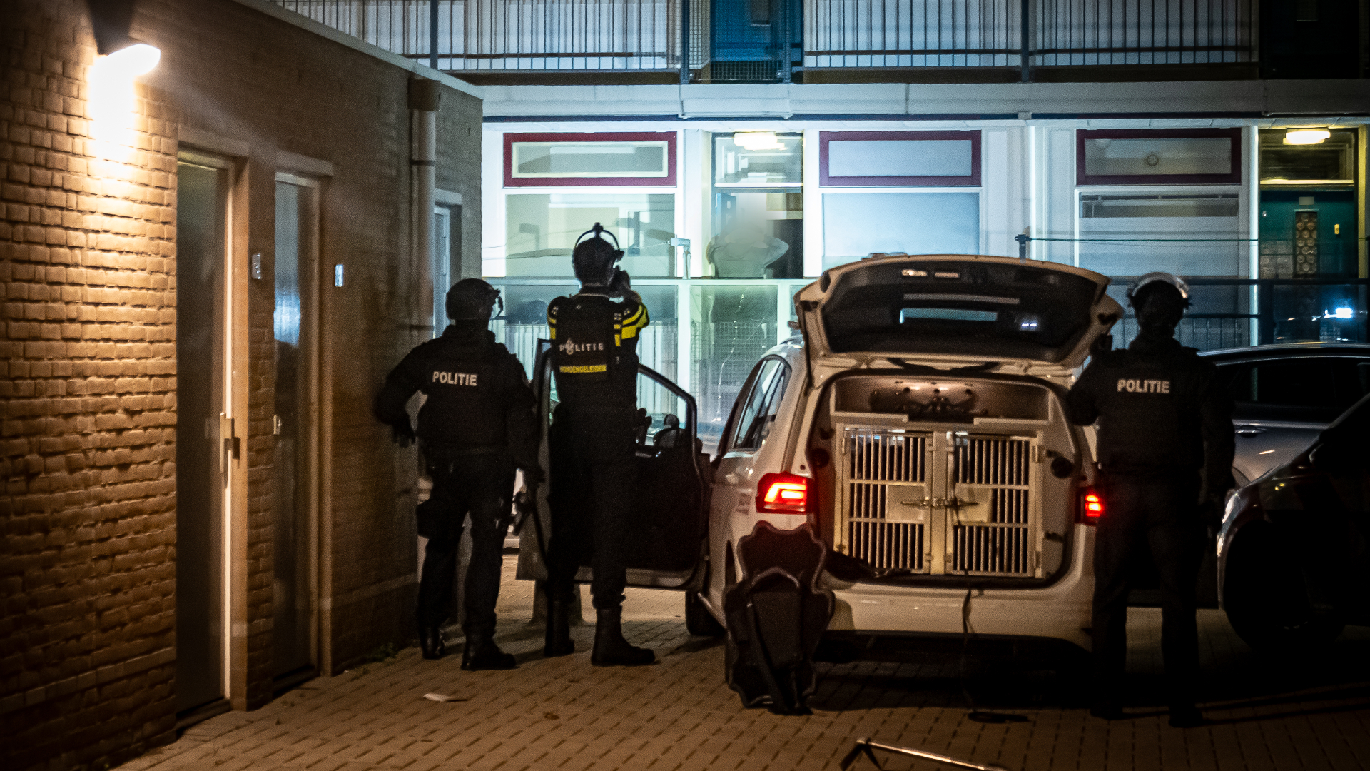 Toen de man in de deuropening stond, trokken agenten hun wapen.