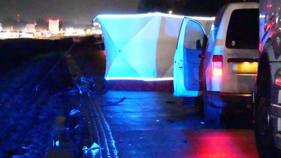 Fietser overleden na aanrijding met bestelauto in Zwolle. Fietser overleden na aanrijding met bestelauto in Zwolle.