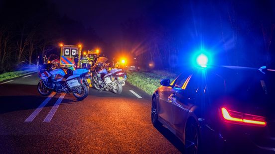 Vier autos betrokken bij botsing in Emmen, drie lichtgewonden.