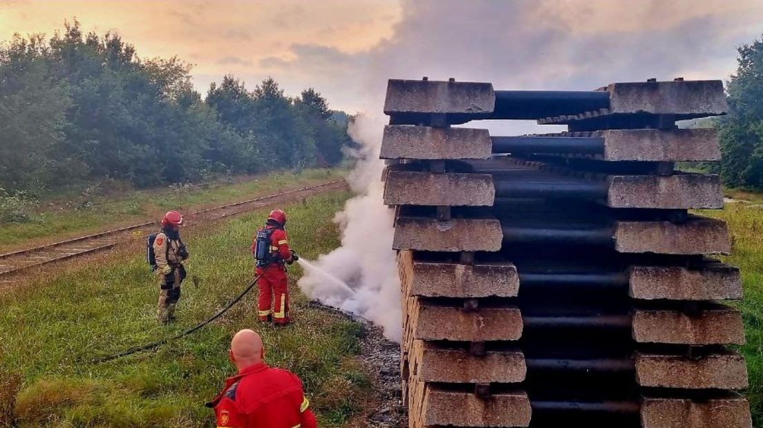 De brandweer blust het vuur