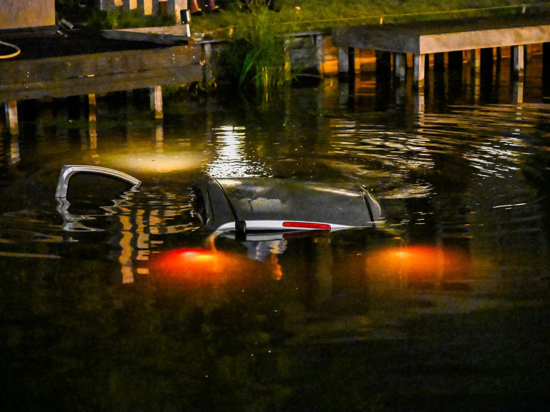 De auto verdween bijna in z'n geheel onder water.