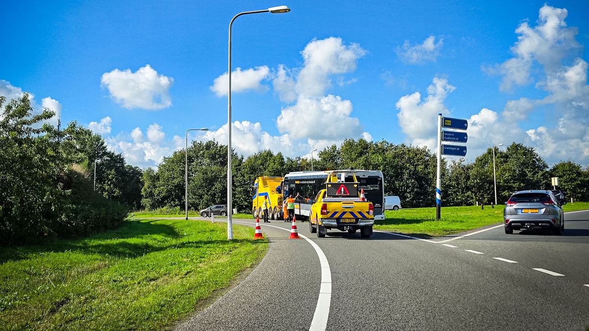 Bus valt stil op rotonde bij Gieten: omrijden vanuit Veendam