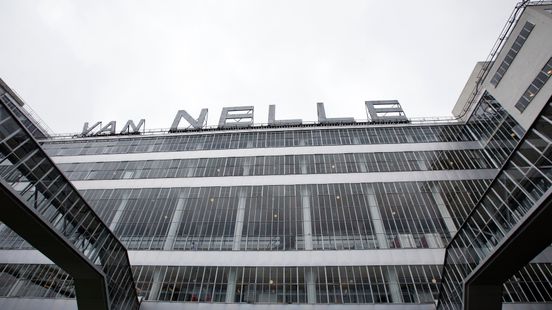 Bezoekers dansfeest in Van Nellefabriek met tranende ogen naar buiten na verpreiding irriterende stof