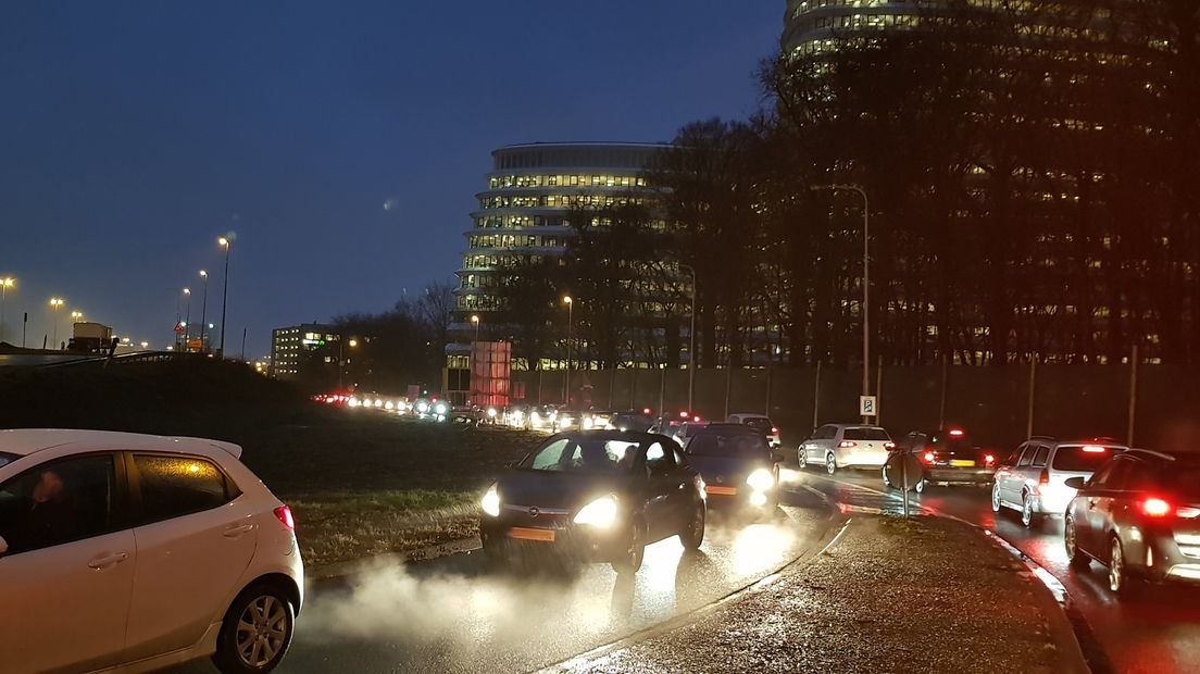 Het verkeer staat vast bij de Kempkensberg