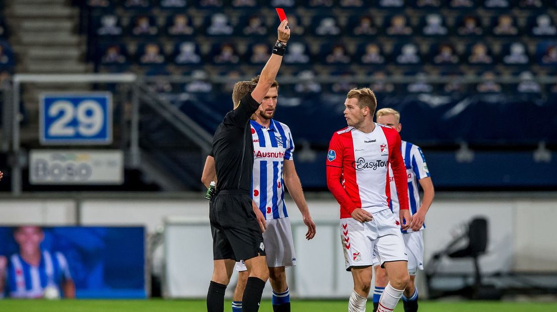 Nikolai Laursen krijgt rood. Emmen verliest in Heerenveen en ziet twee keer rood (Rechten: ANP / Cor Lasker)