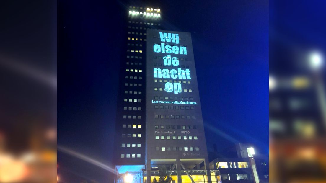 'Wij eisen de nacht op' projektearre op de Achmeatoer