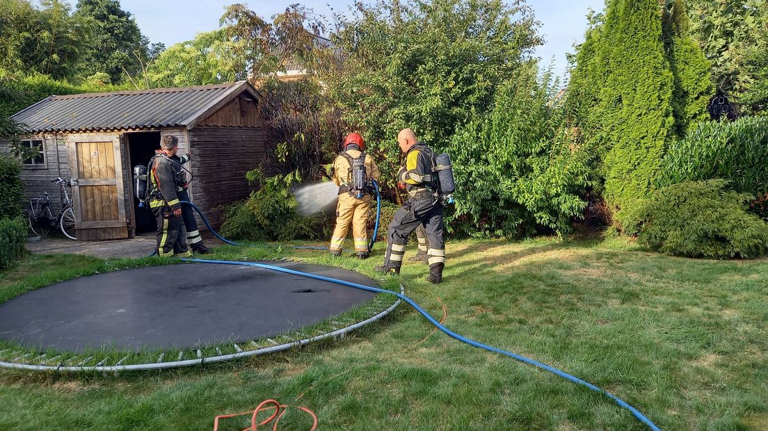 De brandweer blust de brand bij een tuinhuisje in Kornhorn
