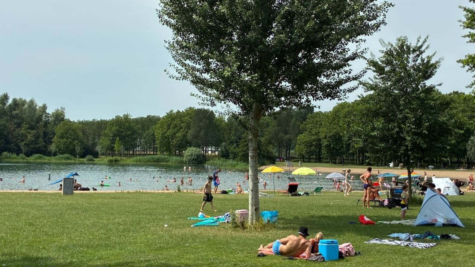 Bezoekers zoeken verkoeling bij de Rijkerswoerdse plassen.