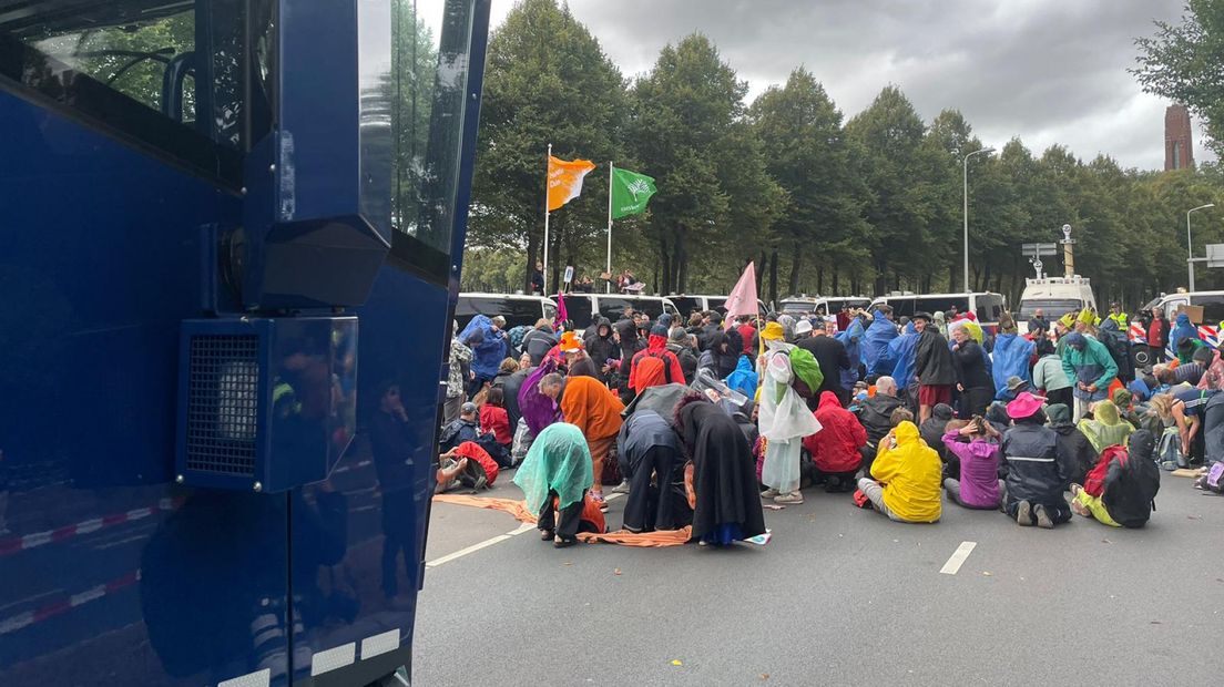 Het waterkanon staat pal achter de groep bezetters