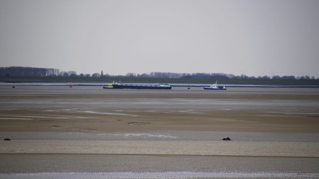 Schip vastgelopen op de Westerschelde