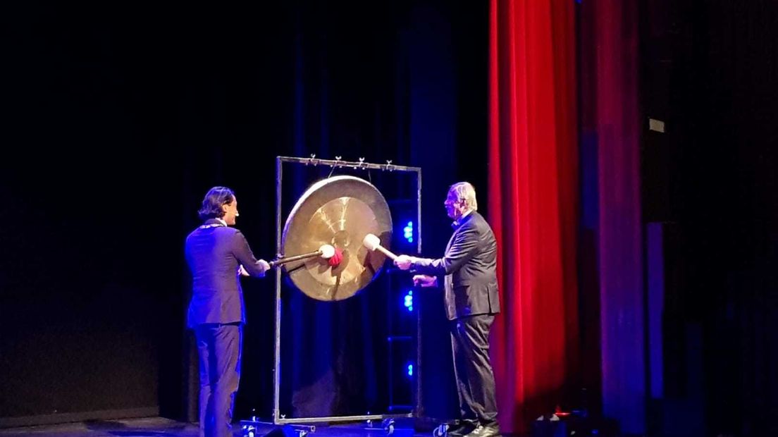 Burgemeester Harald Bergmann en Frans Lievens openden de Schouwburg met een slag op de gong.