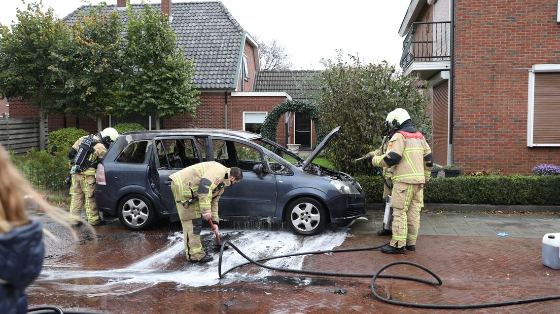 Brandweer blust autobrand