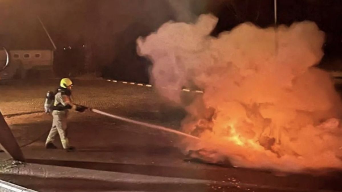 Jongeren steken autobanden in de fik op kruising in Arnemuiden