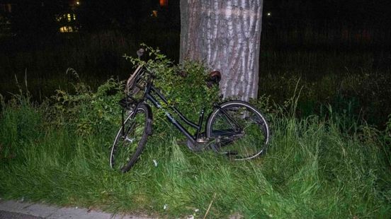 Vrouw ligt half uur in sloot na aanrijding, doorrijder nog niet gevonden. Vrouw ligt half uur in sloot na aanrijding, doorrijder nog niet gevonden.