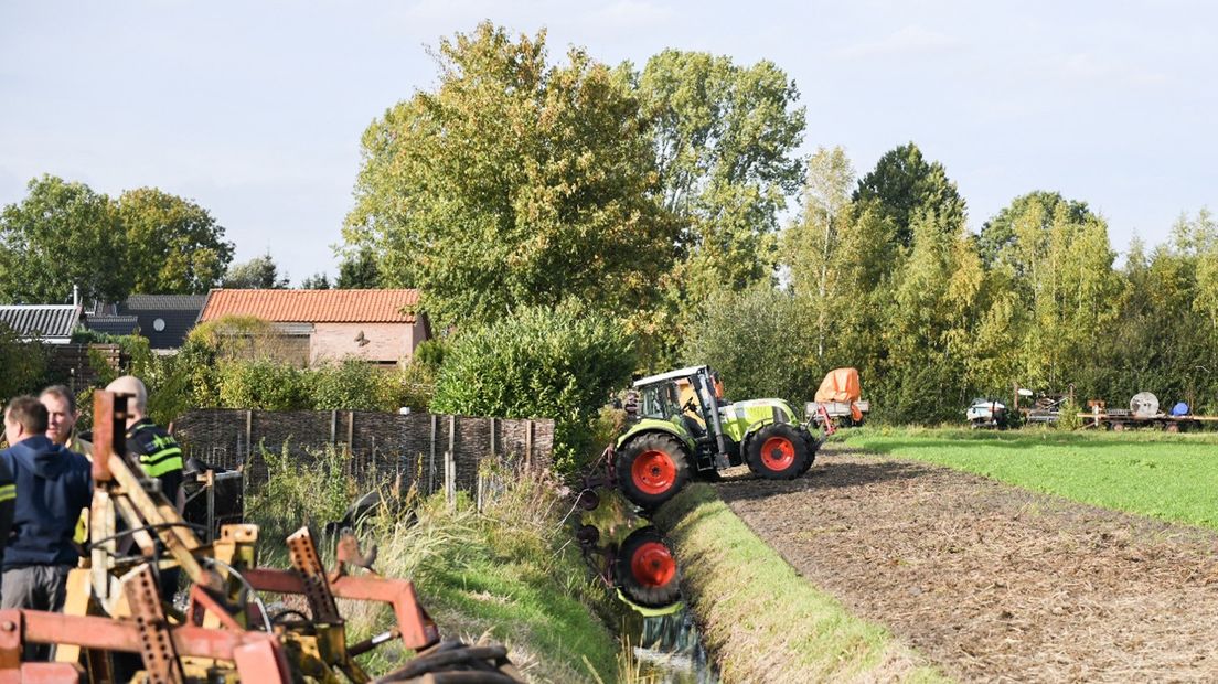 De bestuurder van de trekker moest uit het voertuig worden bevrijd.