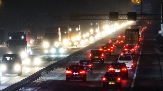 Mist en ongelukken zorgden voor flinke vertraging op A12 en A2. Mist en ongelukken zorgden voor flinke vertraging op A12 en A2.