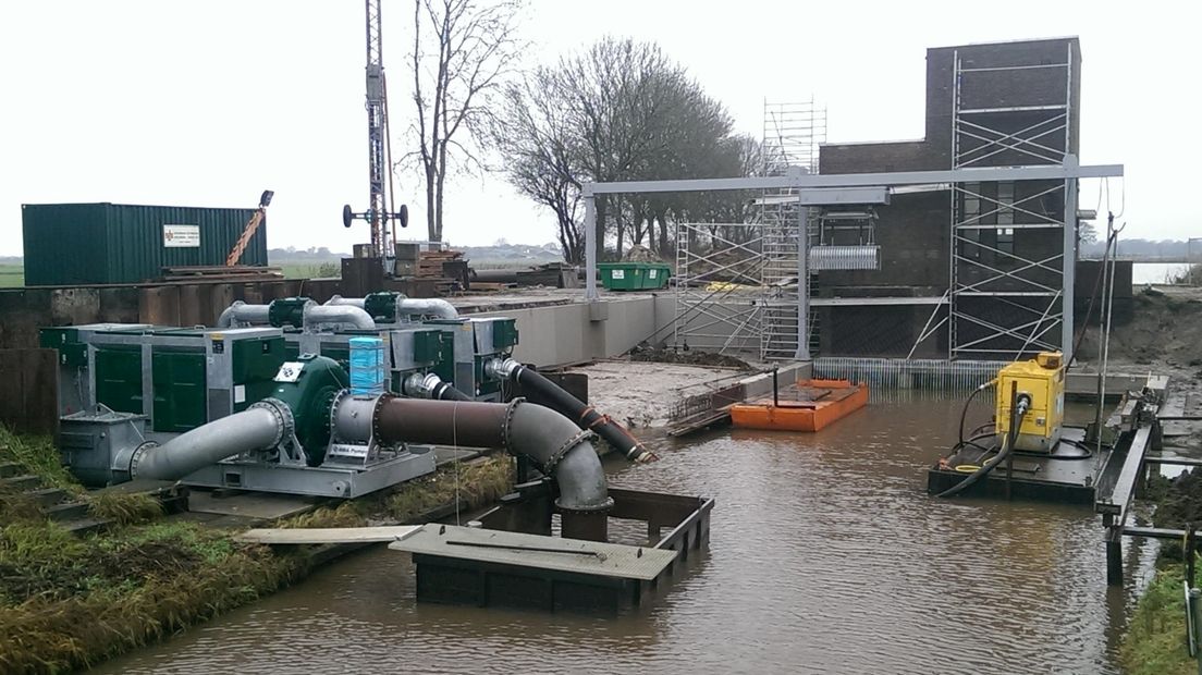 Noodpompen bij gemaal Gelderingen