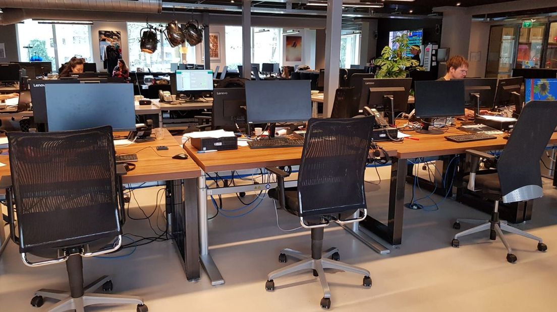 Lege stoelen op de redactie van RTV Utrecht