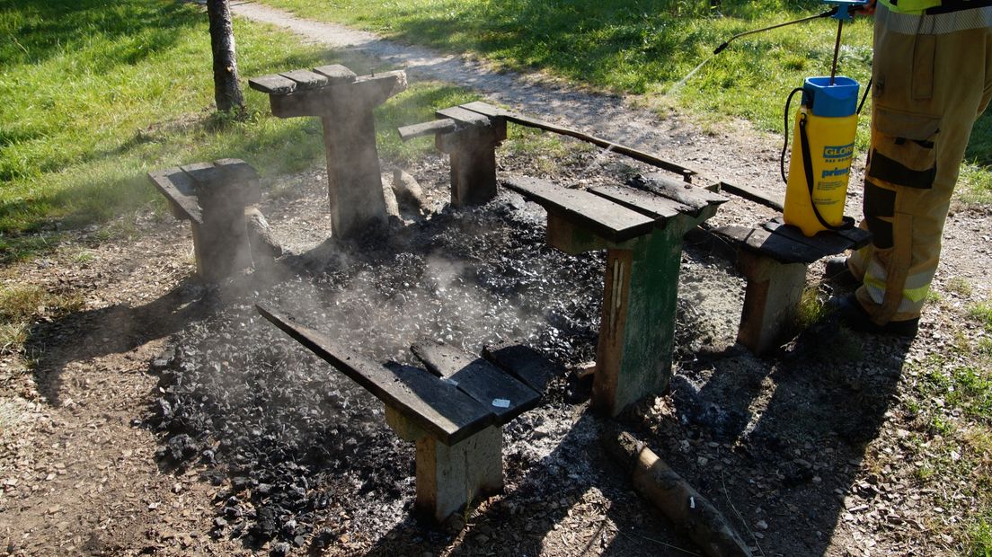 Van het bankje is niet veel meer over
