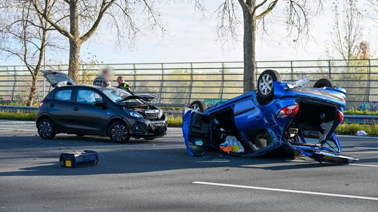 Auto op zn kop na ongeluk op snelweg. Auto op zn kop na ongeluk op snelweg.