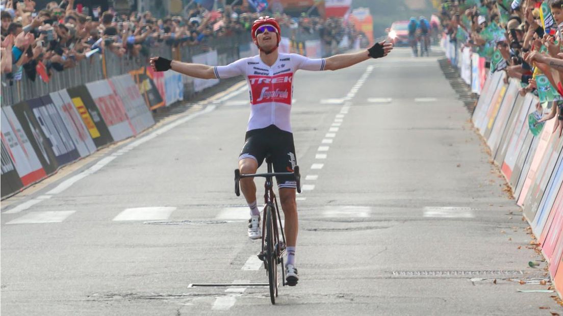 Bauke Mollema komt juichend over de streep in de Ronde van Lombardije.