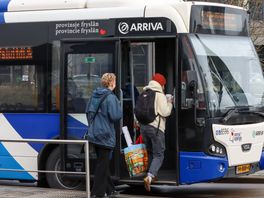 Qbuzz en Arriva vechten over Fries busvervoer terwijl reizigers en chauffeurs wachten