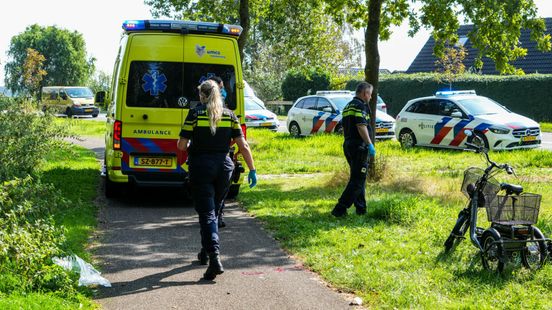 Schrik in Erica: oudere fietser zwaargewond na botsing met brommer. Schrik in Erica: oudere fietser zwaargewond na botsing met brommer.