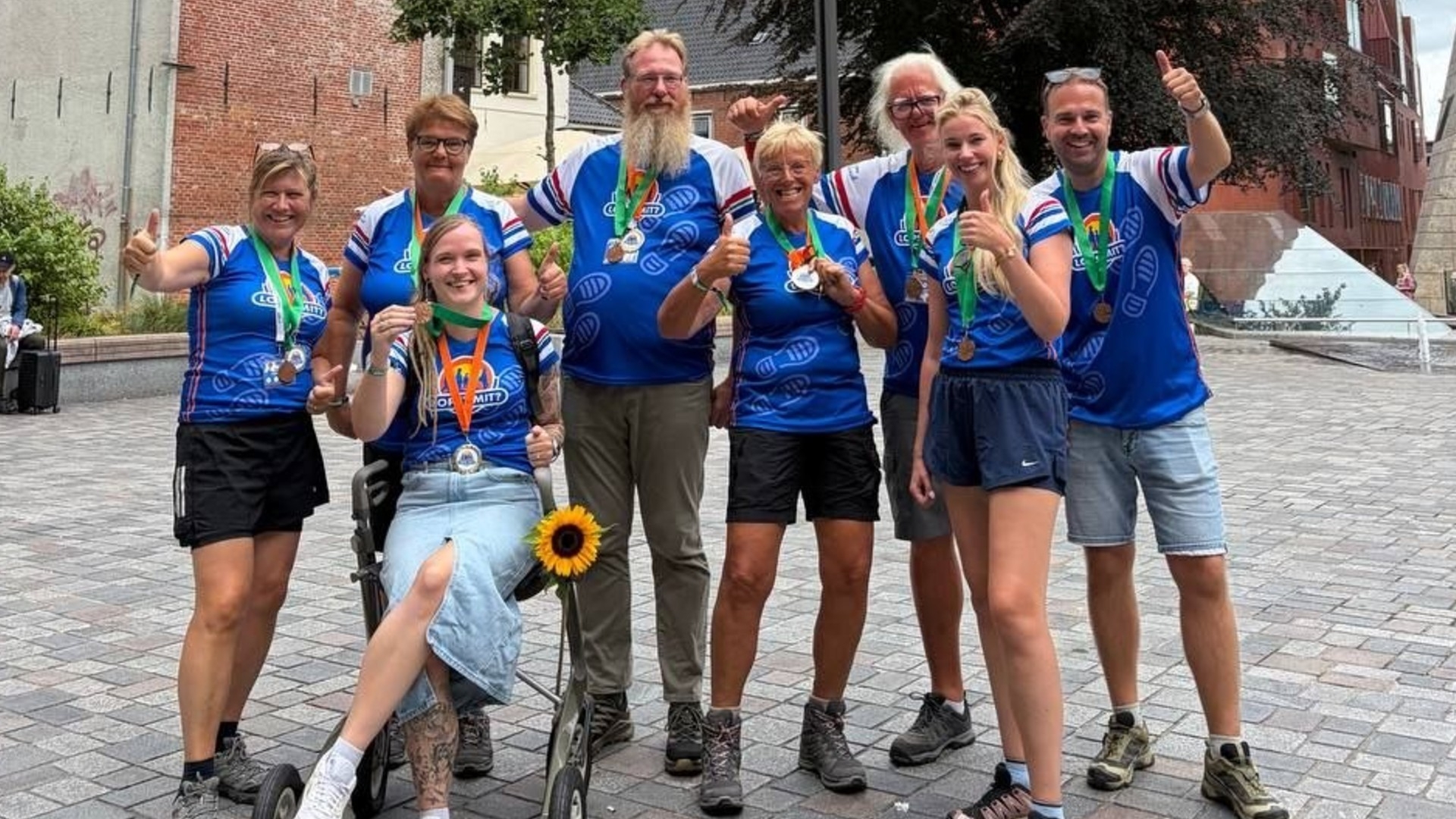 Een aantal lopers van de RTV Noord wandelgroep met Joyce en Elwin