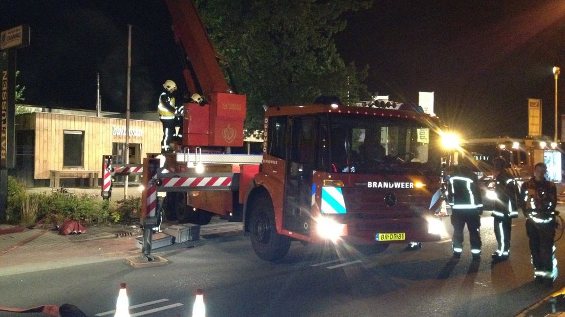 Brandweer bij het pand