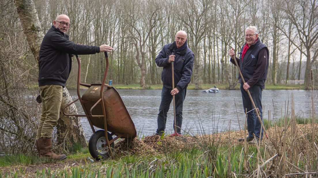 De leden van de visclub doen er van alles aan om de Aalscholvers te verdrijven