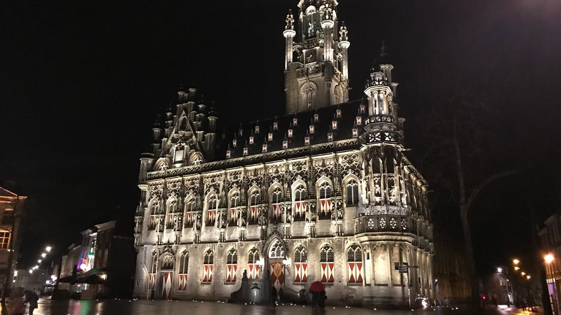 Het stadhuis van Middelburg in het licht gezet