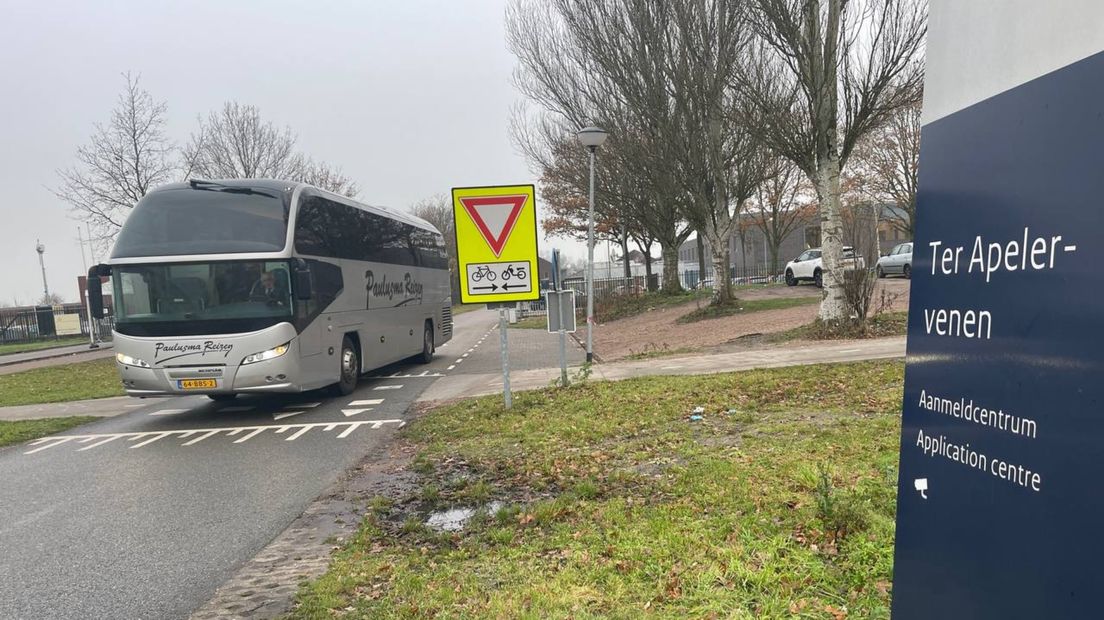 Een bus arriveert bij het aanmeldcentrum in Ter Apel