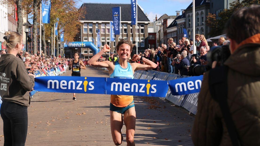 Silke Jonkman uit Haren komt als snelste vrouw over de finish tijdens de 4 Mijl van 2022