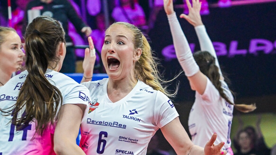 Ien grut follybalfeest foar Marrit Jasper: "Nog nooit zo'n leuke busrit gehad"